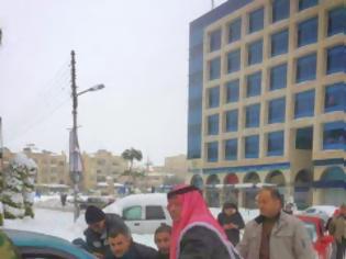 Φωτογραφία για «Κόλλησαν» στο χιόνι και τους βοήθησε ο βασιλιάς της Ιορδανίας! (video)