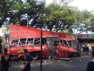 Φωτογραφία για Λεωφορείο έπεσε από ανισόπεδο κόμβο στις Φιλιππίνες