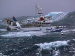 Φωτογραφία για ΣΥΓΚΛΟΝΙΣΤΙΚΟ VIDEO: Ψαράδικο...παλεύει με τα κύματα!