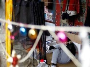 Φωτογραφία για Συγκλονίζει ο άστεγος της Αθήνας που έβαλε χριστουγεννιάτικα στολίδια στο πεζοδρόμιο που κοιμάται