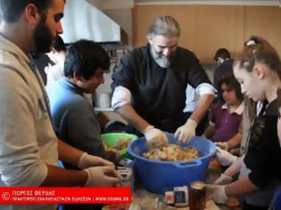 Φωτογραφία για Ιερέας μαθαίνει σε παιδιά πως να φτιάχνουν μελομακάρονα