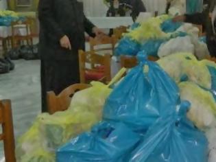 Φωτογραφία για Φτώχεια παντού - Εκατοντάδες τσάντες με τρόφιμα σε άπορους μοίρασε η Εκκλησία στην Τρίπολη