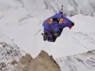 Φωτογραφία για Πηδώντας από το ψηλότερο βουνό του κόσμου [Video]