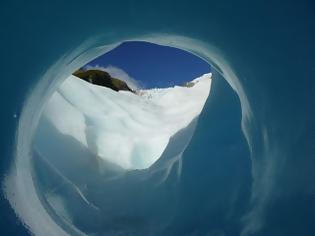 Φωτογραφία για Εντυπωσιακός παγετώνας ανάμεσα σε βουνά!