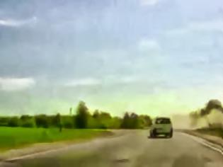 Φωτογραφία για Αυτοκίνητο εκσφενδονίζεται στον αέρα - Σοκαριστικό βίντεο