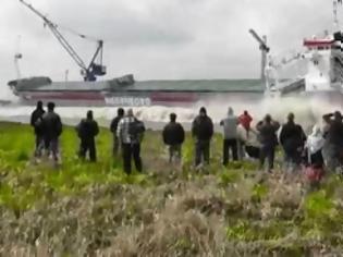 Φωτογραφία για Η καθέλκυση του πλοίου είχε ένα απρόοπτο (video)