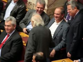Φωτογραφία για Όταν η αριστερά κάνει χιούμορ με τη δεξιά και τα χαιρετίσματα του Βύρωνα - Τραγικές καταστάσεις μέσα στο ελληνικό Κοινοβούλιο [photos]