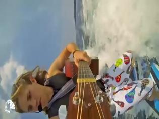 Φωτογραφία για VIDEO: Tραγουδάει και παίζει κιθάρα, ενώ σερφάρει!