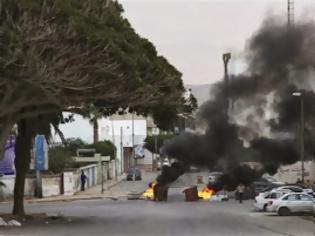 Φωτογραφία για Βεγγάζη: Εξι νεκροί σε επίθεση αυτοκτονίας έξω από στρατιωτική βάση