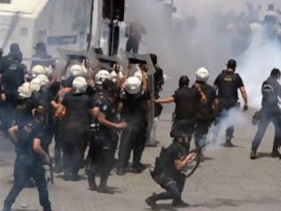 Φωτογραφία για Κωνσταντινούπολη: Με δακρυγόνα και αύρες νερού διέλυσαν πορεία