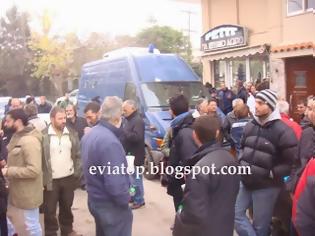 Φωτογραφία για TΩΡΑ: Συγκέντρωση εργαζομένων έξω από την Αστυνομία Χαλκίδας