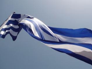 Φωτογραφία για Ερμούπολη: Κατέβασαν ελληνικές σημαίες από Μνημείο και τις πέταξαν στο δρόμο