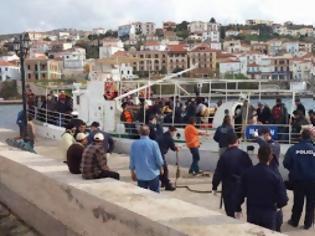 Φωτογραφία για Στο λιμάνι της Πύλου το ακυβέρνητο σκάφος με τους μετανάστες
