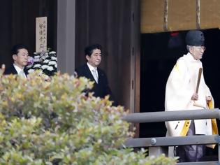 Φωτογραφία για Οργή για επίσκεψη του Ιάπωνα πρωθυπουργού σε αμφιλεγόμενο μνημείο πολέμου