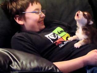 Φωτογραφία για Αγόρι μαθαίνει στο κουτάβι του να ουρλιάζει [video]