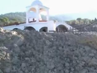 Φωτογραφία για Αρμαγεδδών στην Κορινθία: Εκκλησία θάφτηκε κάτω από λάσπες και μπάζα [video]
