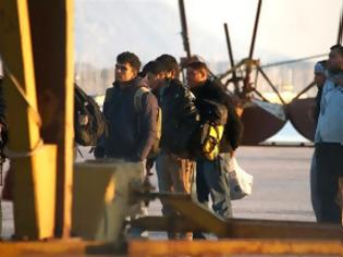 Φωτογραφία για Σκάφος με 94 μετανάστες ρυμουλκήθηκε στο λιμάνι της Πύλου