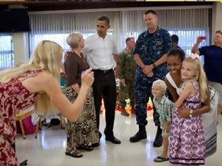Φωτογραφία για Ο πρόεδρος Ομπάμα πραγματοποίησε χριστουγεννιάτικη επίσκεψη σε βάση πεζοναυτών στη Χαβάη