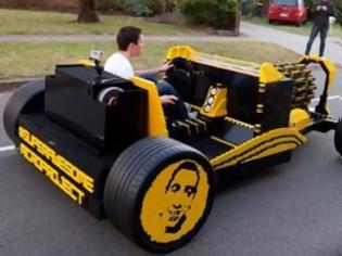 Φωτογραφία για Ένωσε τουβλάκια Lego… και έφτιαξε πραγματικό αμάξι! [video]
