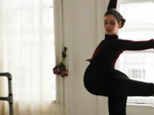 Φωτογραφία για Έγκυος μπαλαρίνα συνεχίζει να χορεύει στον 9ο μήνα!