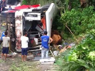 Φωτογραφία για Ταϊλάνδη: 29 νεκροί από πτώση λεωφορείου σε χαράδρα