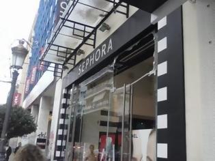 Φωτογραφία για Πάτρα: Με μεταλλικό φρέατιο έσπασαν τη βιτρίνα του Sephora - Τί άρπαξε ο δράστης