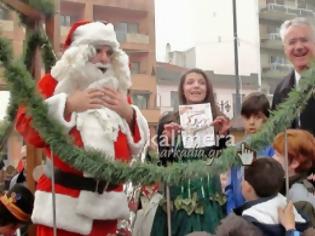 Φωτογραφία για Δώρα στο Χριστουγεννιάτικο Χωριό μοίρασε ο Αϊ-Βασίλης [video]