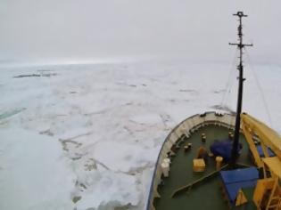Φωτογραφία για Μάχη με τους πάγους για τη διάσωση του ρωσικού πλοίου