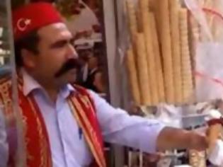 Φωτογραφία για Τούρκος παγωτατζής βασανίζει τους πελάτες του για ένα παγωτό χωνάκι [video]