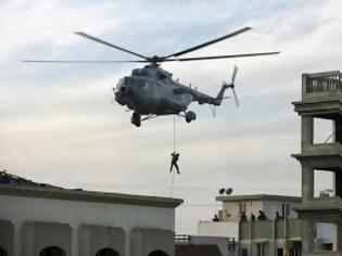 Φωτογραφία για Ο εχθρός εντός των πυλών. Ζήτημα χρόνου η απογείωση των ελικοπτέρων από την ταράτσα της Βουλής