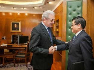 Φωτογραφία για Συνάντηση ΥΕΘΑ Δημήτρη Αβραμόπουλου με τον Πρέσβη της Λαϊκής Δημοκρατίας της Κίνας στην Ελλάδα Du Qiwen