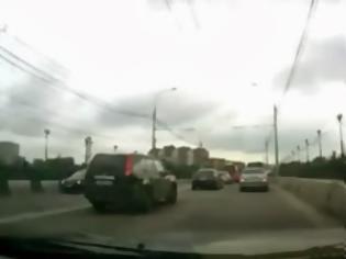 Φωτογραφία για Να τι προκαλεί κυκλοφοριακό χάος στους δρόμους της Ρωσίας! [video]