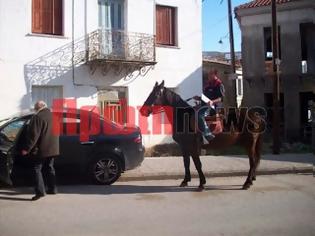 Φωτογραφία για Παρέδωσε πινακίδες κυκλοφορίας και πήγε στην Εφορία με άλογο!