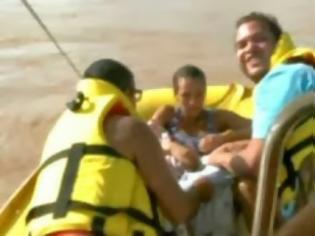 Φωτογραφία για Γυναίκα γεννάει μέσα σε βάρκα διάσωσης