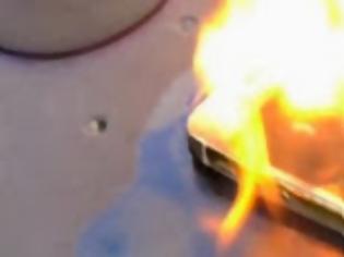 Φωτογραφία για Τι θα συμβεί αν βάλετε φωτιά στο iPhone 5S [video]