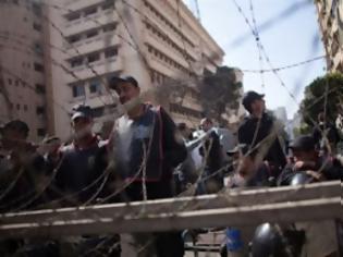 Φωτογραφία για Κάιρο: Η αστυνομία επιτέθηκε με δακρυγόνα στους φοιτητές που διαδήλωναν