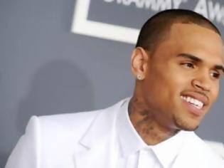 Φωτογραφία για Ζει τον έρωτά του ο Chris Brown