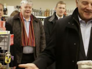 Φωτογραφία για Γιόρτασε το ευρώ αγοράζοντας παγωτό ο Λετονός πρόεδρος