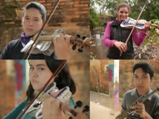 Φωτογραφία για Η ανακυκλωμένη ορχήστρα: Τα παιδιά που ζουν στα σκουπίδια και στέλνουν στον κόσμο μουσική [photos+video]