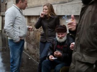 Φωτογραφία για Γαλλία: Υποψήφια δήμαρχος του Παρισιού καπνίζει μαζί με αστέγους