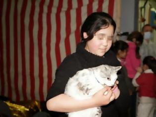 Φωτογραφία για Η μικρή μετανάστρια που διέσχισε τη Μεσόγειο με τη γάτα της