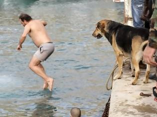 Φωτογραφία για Κρήτη: Σκύλος βούτηξε για να πιάσει το σταυρό