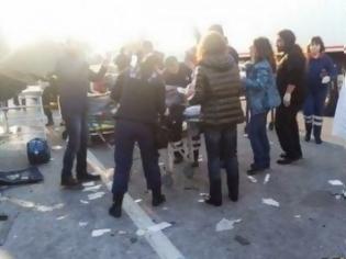 Φωτογραφία για Δεκαπέντε τραυματίες σε τροχαίο ατύχημα με λεωφορείο του ΚΤΕΛ Αιτωλοακαρνανίας - Έπεσε στο πίσω μέρος φορτηγού - Δείτε φωτο