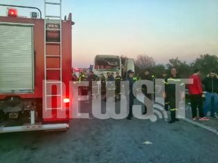 Φωτογραφία για Tραγωδία στα Μάλγαρα! Λεωφορείο του ΚΤΕΛ καρφώθηκε σε νταλίκα - Δύο νεαρές γυναίκες ξεψύχησαν στην άσφαλτο