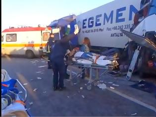Φωτογραφία για Σοκαριστικά πλάνα από το τροχαίο δυστύχημα με το λεωφορείο του ΚΤΕΛ στα Μάλγαρα