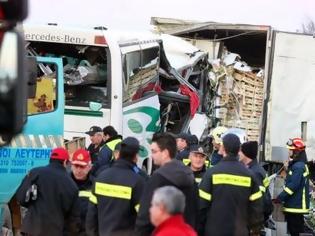 Φωτογραφία για Σοκαριστικές σκηνές μετά το δυστύχημα, μεταφέρουν επιβάτες - Κρατήσεις και από Πάτρα στο μοιραίο λεωφορείο - Δείτε φωτο-video