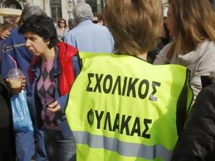 Φωτογραφία για Με μαύρα μπαλόνια έξω από το υπ. Διοικητικής Μεταρρύθμισης οι σχολικοί φύλακες