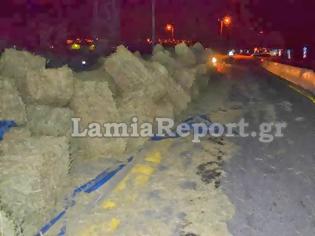 Φωτογραφία για Λαμία: Ανατροπή νταλίκας τα ξημερώματα στην εθνική - Γέμισε με μπάλες από τριφύλλι ο δρόμος
