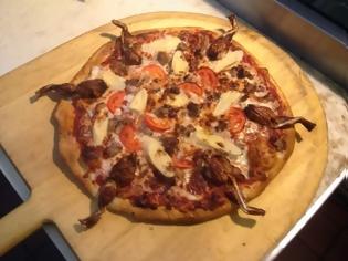 Φωτογραφία για Πιτσαρία σερβίρει πίτσα με mix grill πύθωνα-αλιγάτορα και βάτραχου [Photos]