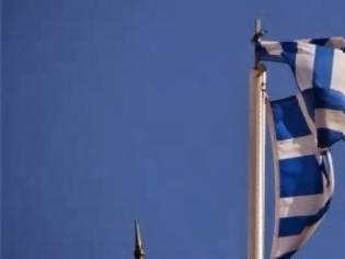 Φωτογραφία για Ντροπή! Ανεμίζει σκισμένη η σημαία μας στο ρολόι της Κομοτηνής